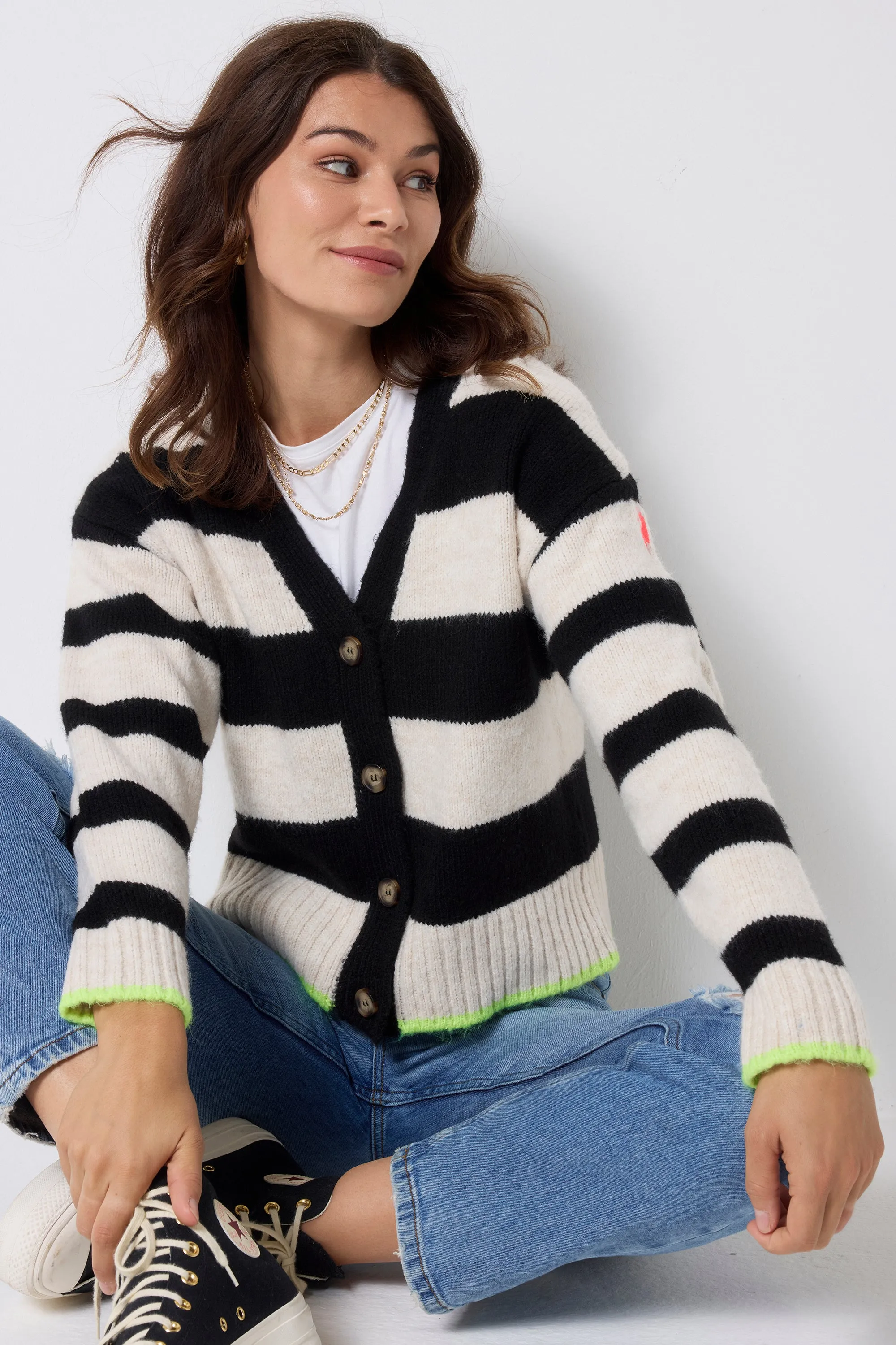 Tagless Labeling Cream with Black Bold Stripe Cardigan