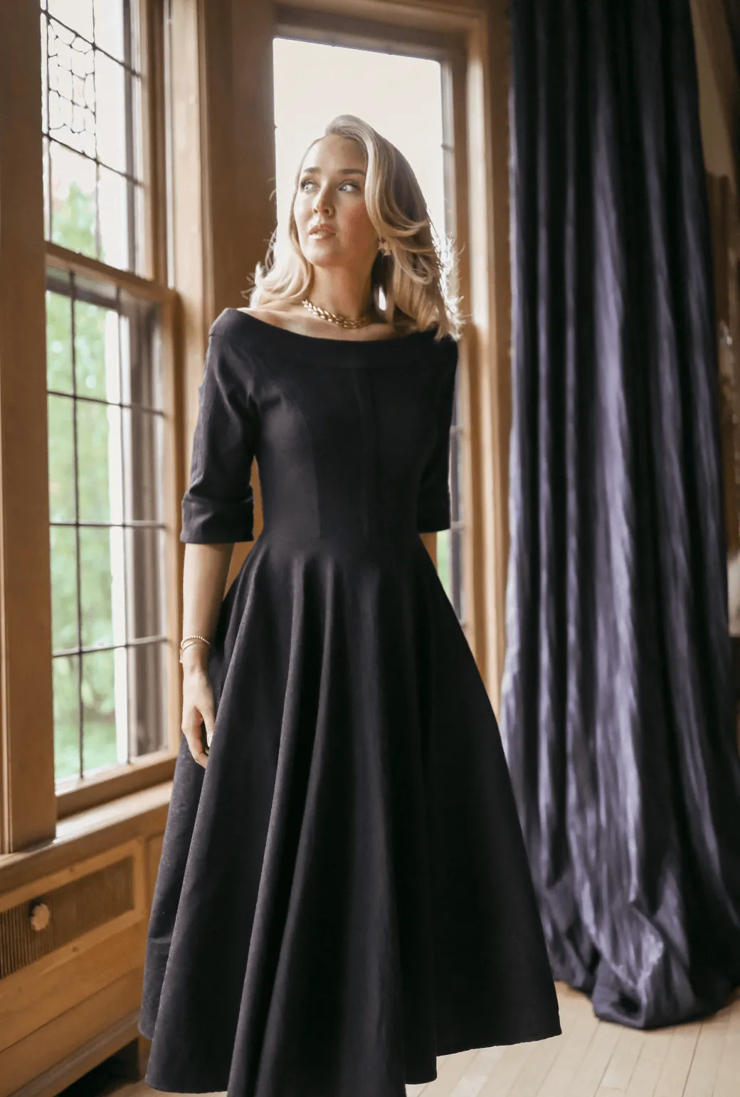 Mary Dress - Black Tassel-Detail Vibrant fit