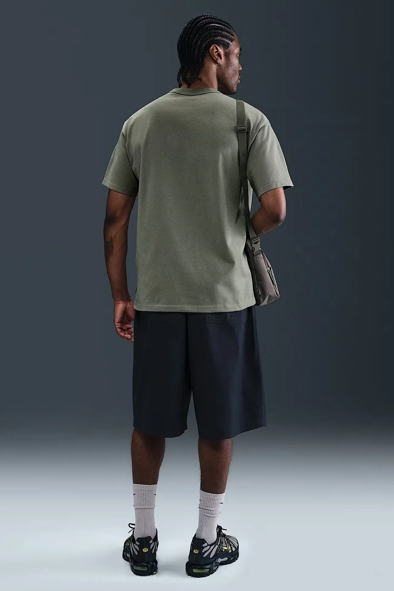 Nike Sportswear Premium Essentials Tee Light Army Tailored Seams