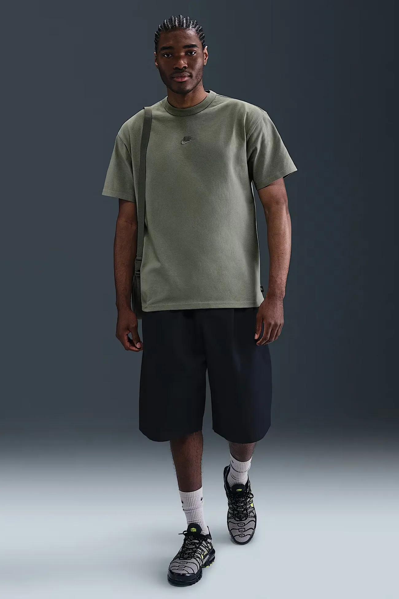 NonScratchyLining ContouredPanels Nike Sportswear Premium Essentials Tee Light Army