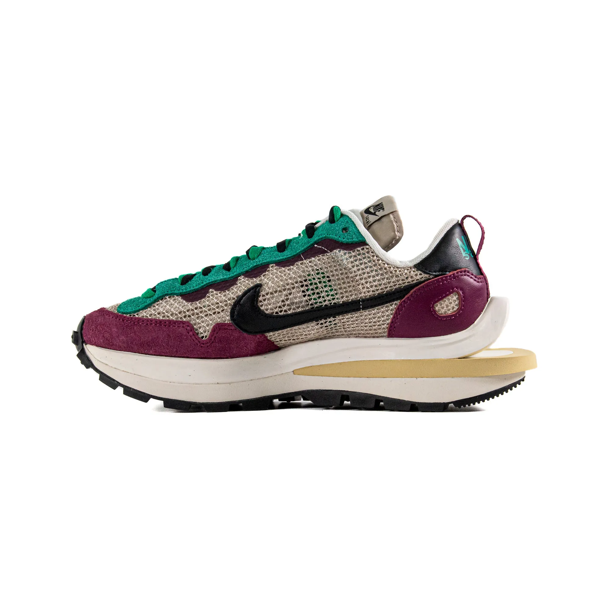 Well   Made Nike Vaporwaffle x Sacai 'Villain Red Neptune Green' (2020)
