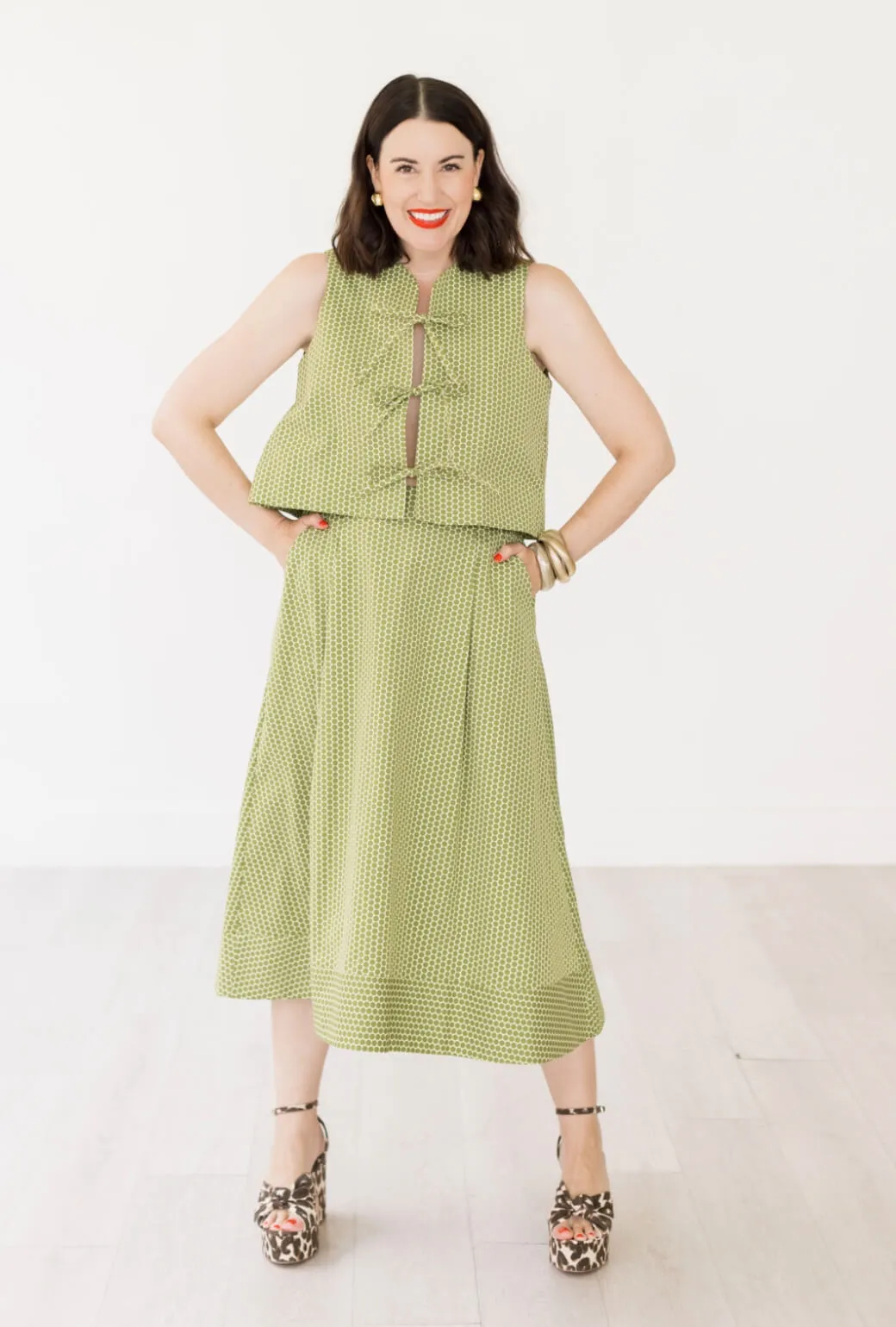 LightweightComfort Functional Design Buru x Val Flat Front MIDI Skirt  - Green Polka Dot